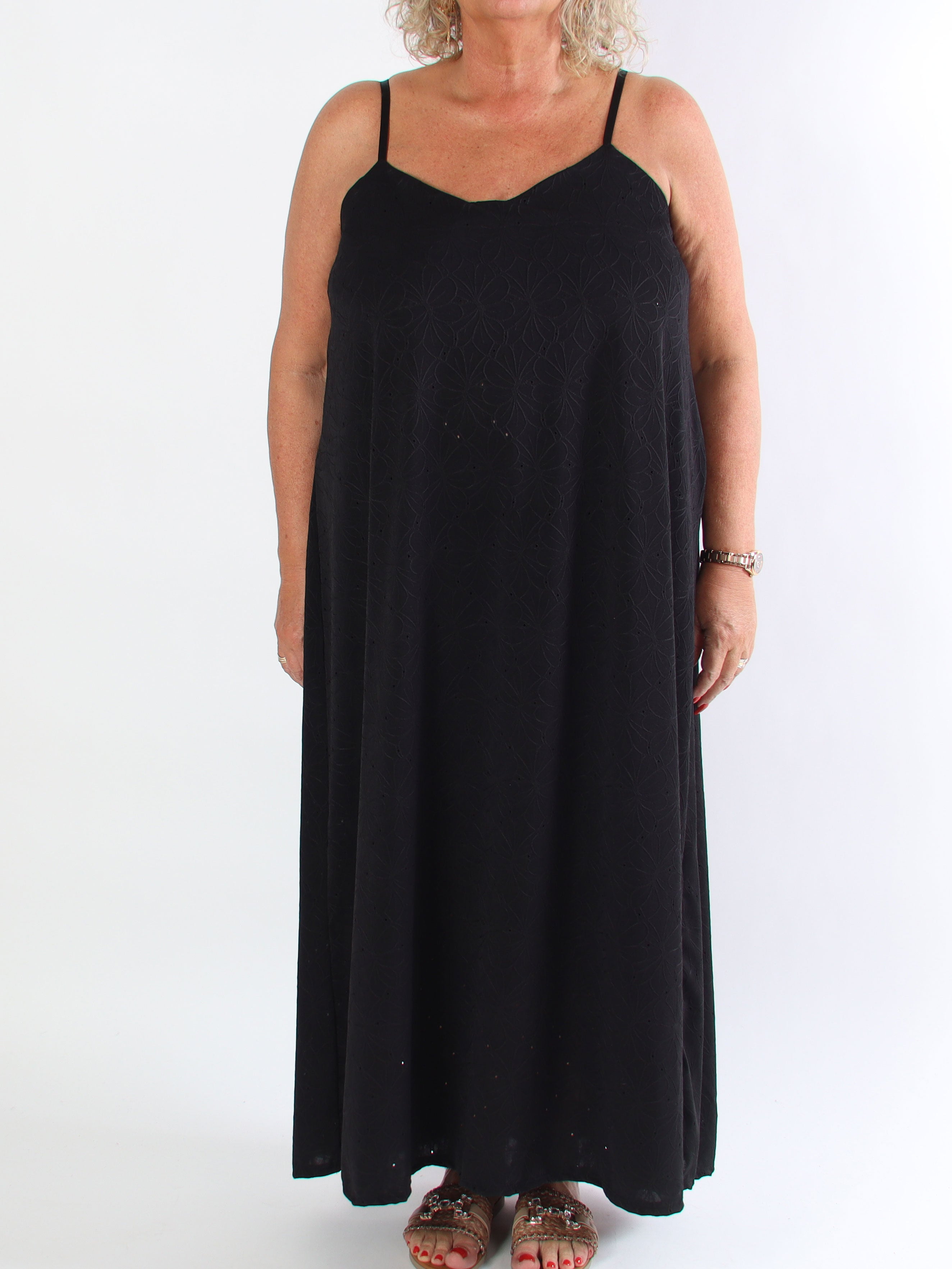 Emilie - Plus size kjole i blødt stof med broderie anglaise